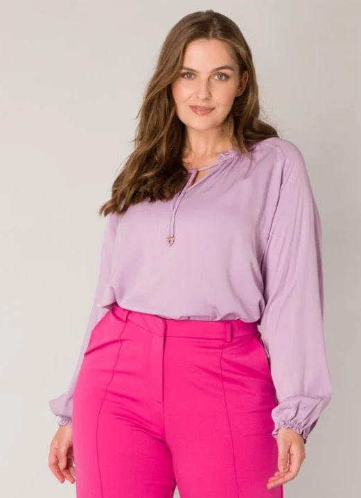 violette Bluse mit langen Ärmeln